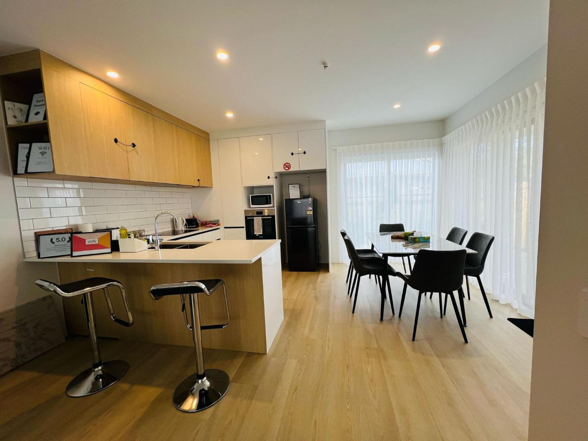 Central Modern 3-Bedroom,3- Bathroom House With Patio And Carpark- Lower Hutt City Centre Eksteriør bilde